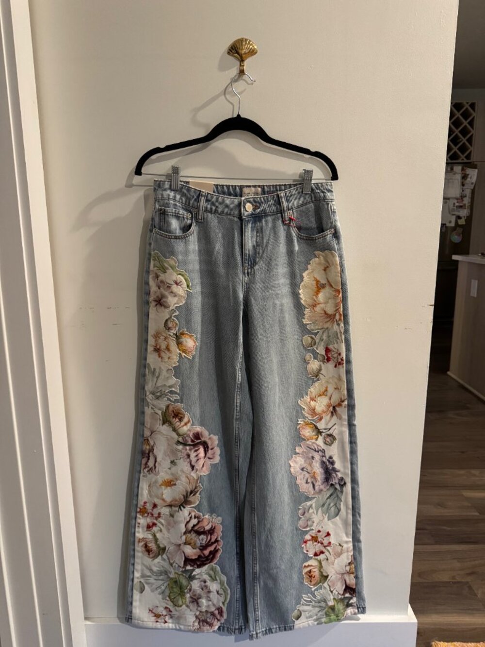 Alice & Olivia Amazing embroidered jean - Picture 7 of 9
